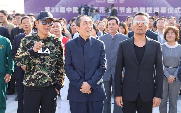 64岁陈道明近照，身姿挺拔走路带风似小伙，气质太好了