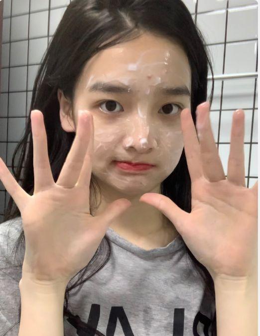 王思聪女友小肉安素颜照曝光，额头上痘痘抢镜，样貌清纯像高中生