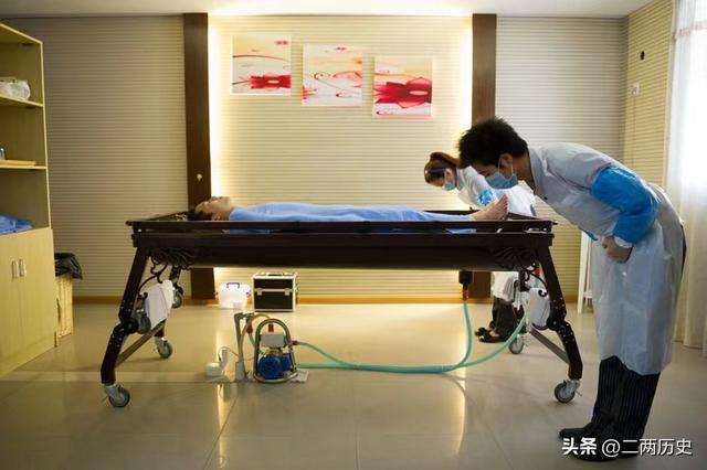 我，90后女生，在殡仪馆给死人化妆，印象最深的是第一次上岗