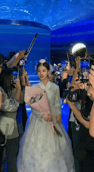 公司新来的女员工不仅身材好，工作能力也强，每次老板出差都带她