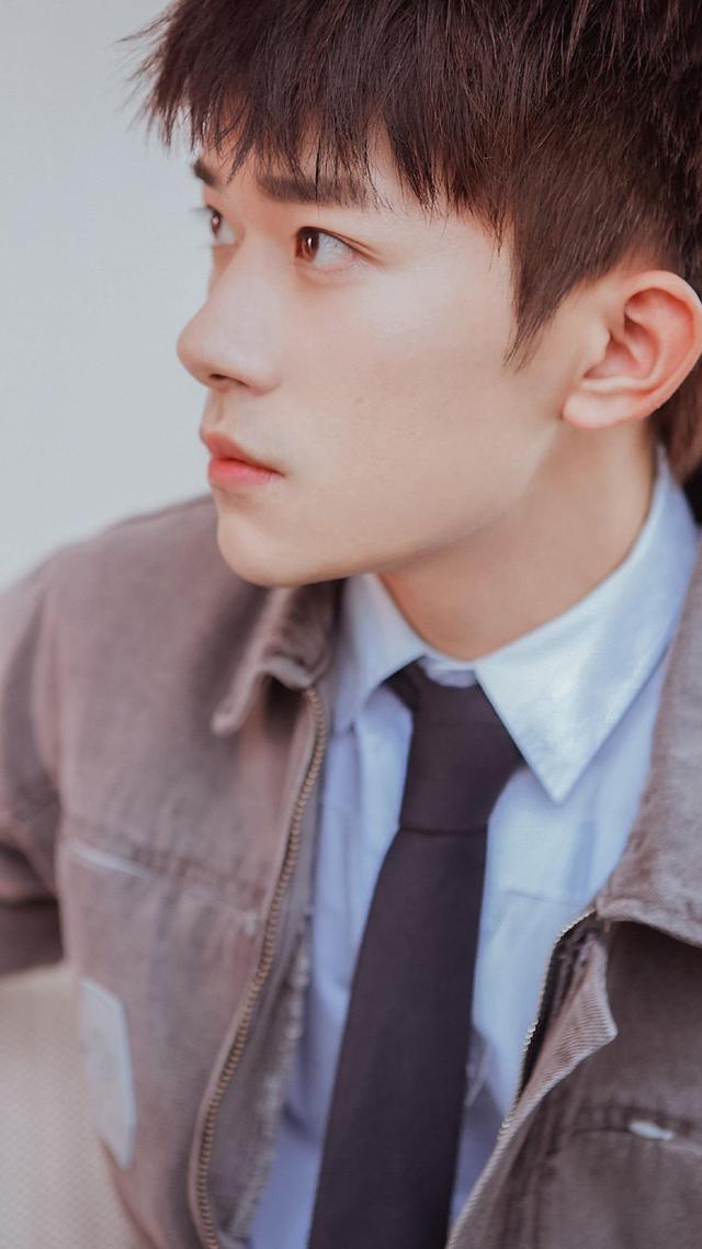 易烊千玺帅气阳光迷人的写真