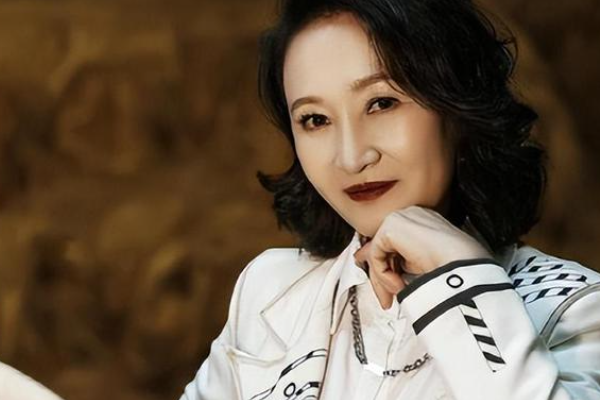 离开“嗜酒如命”的腾格尔，62岁的哈斯高娃，事业成功生活快乐