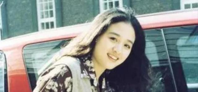 她曾经红过巩俐，却因爱错人毁了一生，婚后丈夫“拒认”亲生儿子