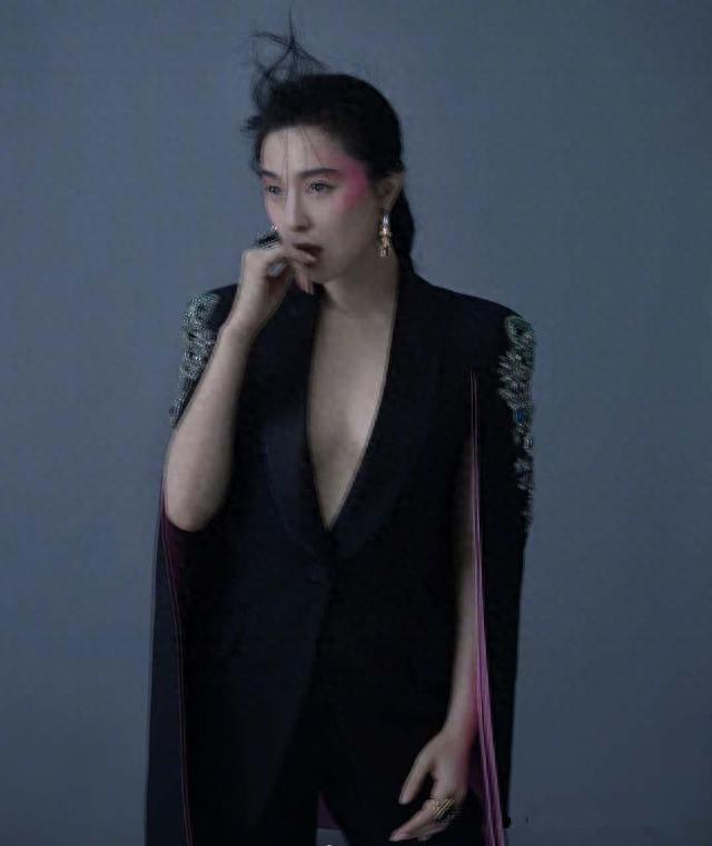 范冰冰罕见真空大尺度，咬手指头上泛红晕，造型一言难尽