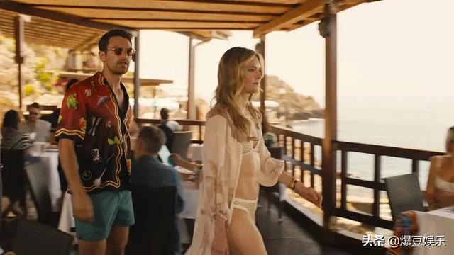 在欲望与虚伪的漩涡中沉浮《白莲花度假村》的双面镜鉴