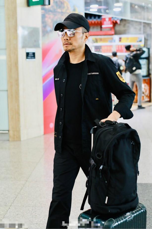 张涵予硬汉气质十足，大长腿抢镜，网友：不像54岁