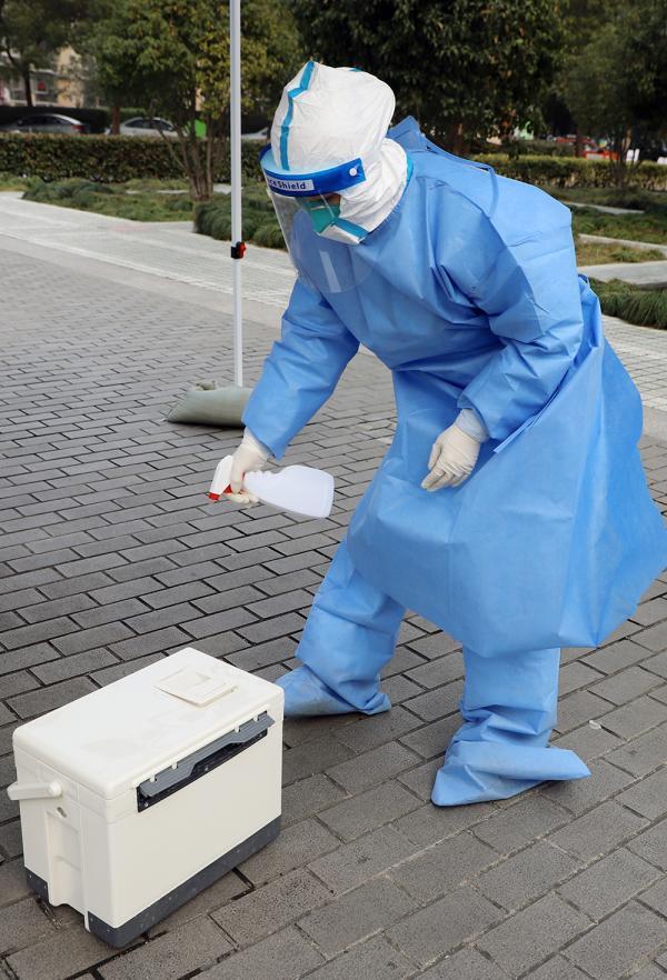 实战模式,真人真检:上海奉贤举办全民核酸检测应急演练