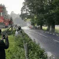 公司新来的女员工不仅身材好，工作能力也强，每次老板出差都带她