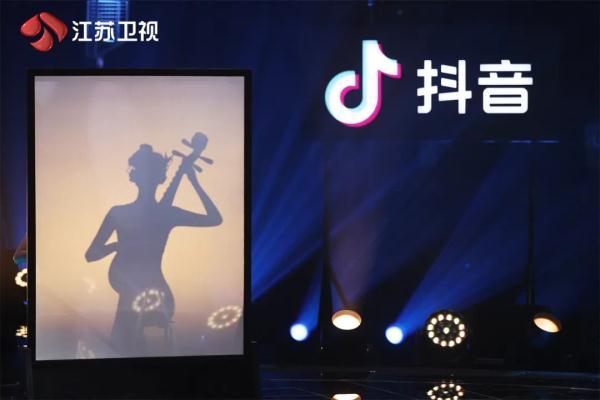 《蒙面舞王》舞力全开，“无人区玫瑰”旗袍舞惊艳全场