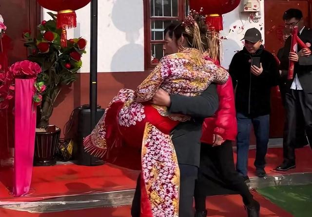 儿子洞房夜，母亲强入婚房，背后究竟隐藏着什么？