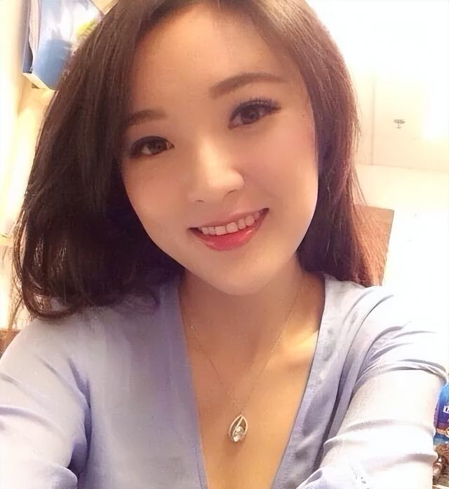 福建电视台体育频道美女主持人曾宝风采一览，美与知性并存