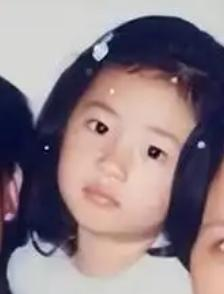 61岁刘欢带妻子亮相湖南春晚，何炅：她是我的恩师