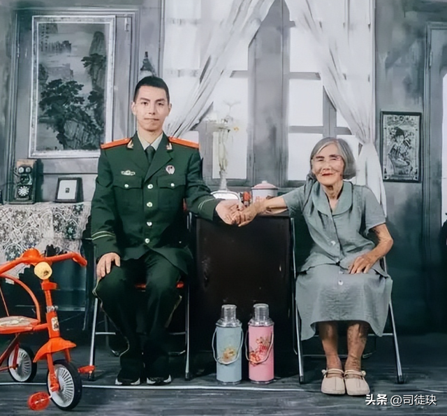 19年江西24岁男子带85岁老妇进婚纱店，一开口，店员纳闷难以答复