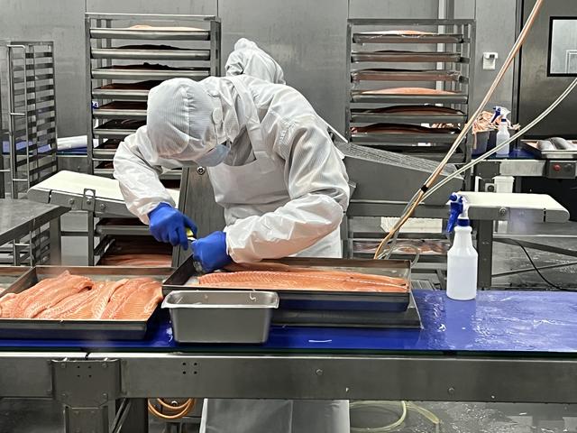 进口量增长507.5%，9成中转至全国，三文鱼中转地为何在成都？