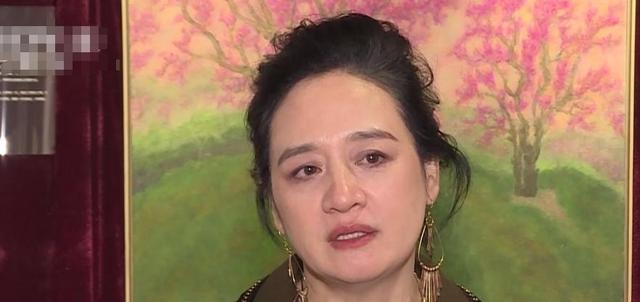 她曾经红过巩俐，却因爱错人毁了一生，婚后丈夫“拒认”亲生儿子