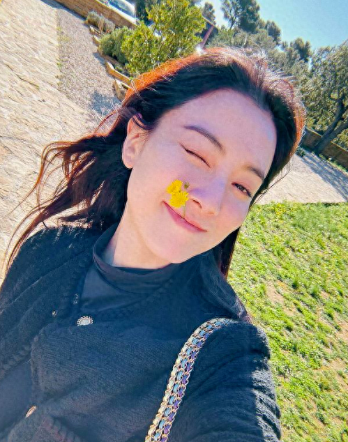 曾志伟儿媳妇获封“剧版最美小三”，一反常态晒泳照，又美又性感