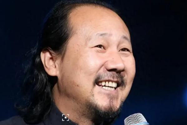 离开“嗜酒如命”的腾格尔，62岁的哈斯高娃，事业成功生活快乐