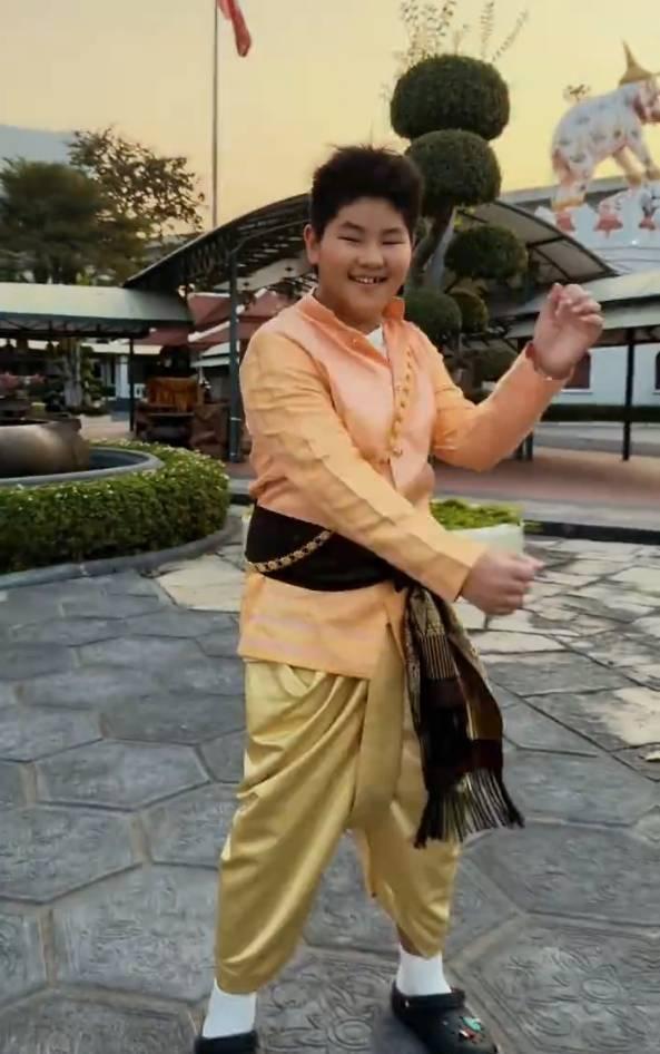 沙溢胡可一家四口跳接力舞蹈 13岁安吉帅气又腼腆