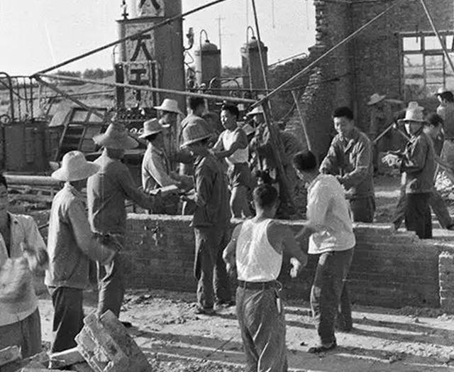 他曾担任河北副省长，1967年受到陈伯达迫害，复出后领导唐山重建