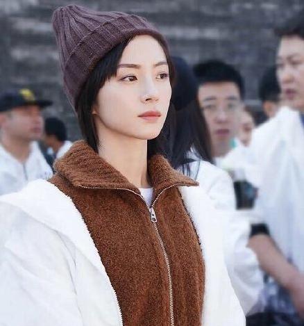 张铭恩与胡冰卿亲密照再被扒，两人动作亲密，似“连体婴”