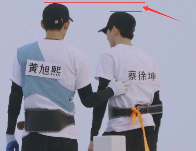 蔡徐坤身高184黄旭熙183,两人跑男首次同框,谁谎报一望而知