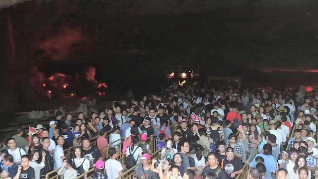 5万人！国庆假期第三天 金华双龙洞游客都排到大门口了