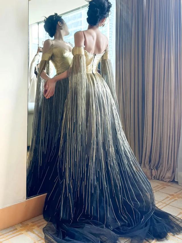 热巴这套礼裙，简直像画里走出来的公主，太诱惑了，太美了！