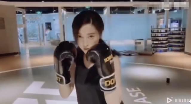 范冰冰罕见真空大尺度，咬手指头上泛红晕，造型一言难尽