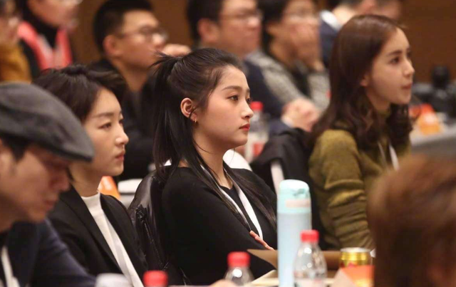 180cm的王俊凯，跟173cm的关晓彤站一块，谁撒了谎一看就知道