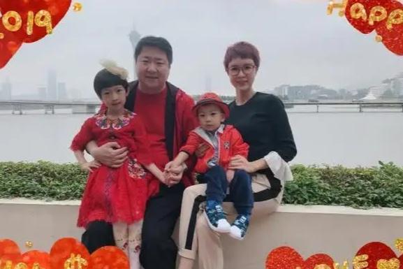 45岁金巧巧时隔22年再演孔雀,为人妇仍貌美,蜂腰纤细似少女