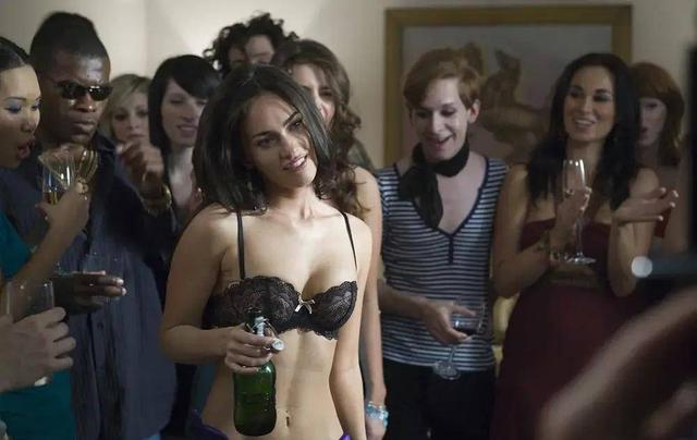 《变形金刚》女主梅根·福克斯，为艺术献身的四部大尺度电影