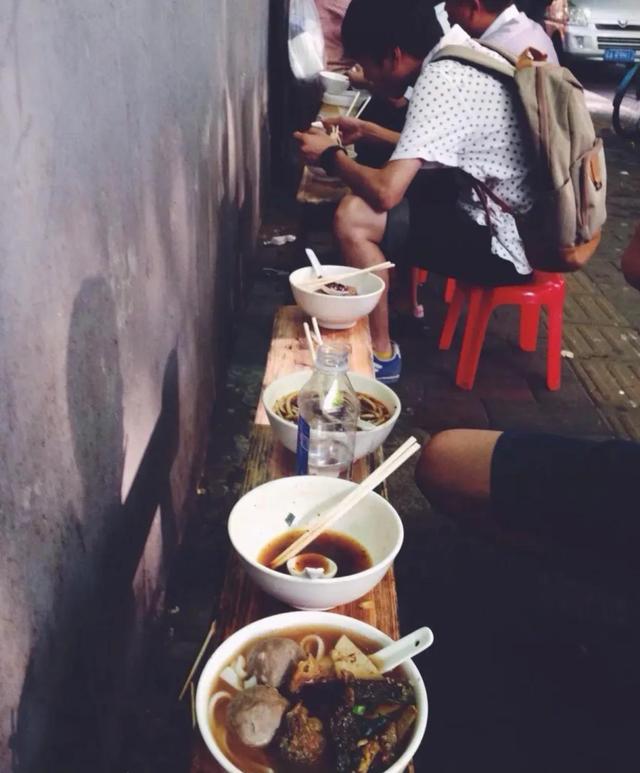 广州这些破旧无名小店，连餐桌都没有，却每天人气火爆