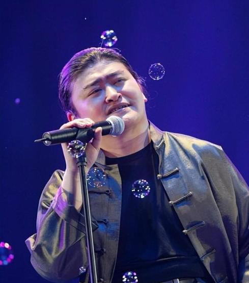 61岁刘欢带妻子亮相湖南春晚，何炅：她是我的恩师