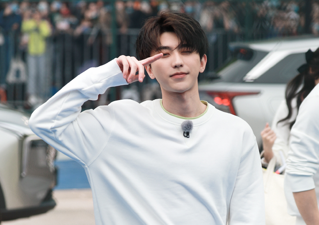 蔡徐坤身高184黄旭熙183,两人跑男首次同框,谁谎报一望而知