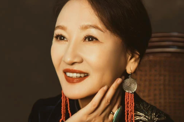 离开“嗜酒如命”的腾格尔，62岁的哈斯高娃，事业成功生活快乐