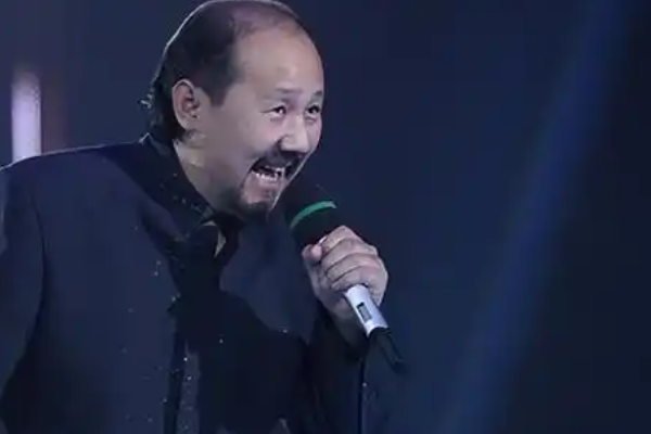 离开“嗜酒如命”的腾格尔，62岁的哈斯高娃，事业成功生活快乐