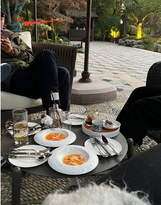 王思聪女友小肉安素颜照曝光，额头上痘痘抢镜，样貌清纯像高中生