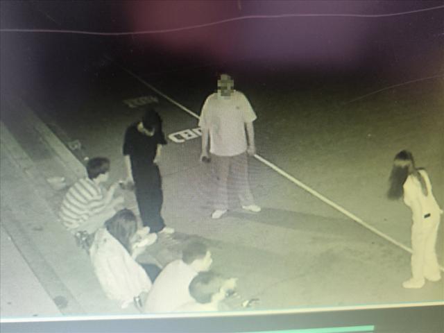 凌晨，5男3女竟在篮球场干这事……