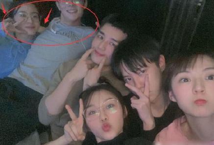 张铭恩与胡冰卿亲密照再被扒，两人动作亲密，似“连体婴”