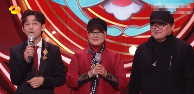61岁刘欢带妻子亮相湖南春晚，何炅：她是我的恩师