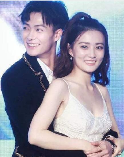 张铭恩与胡冰卿亲密照再被扒，两人动作亲密，似“连体婴”