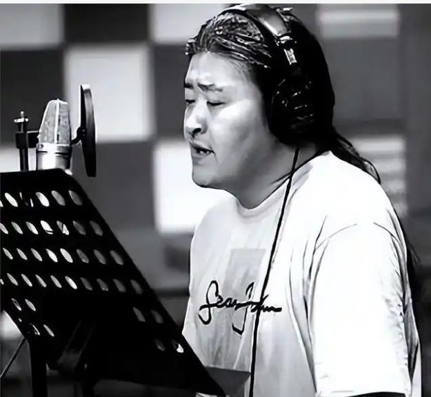 61岁刘欢带妻子亮相湖南春晚，何炅：她是我的恩师