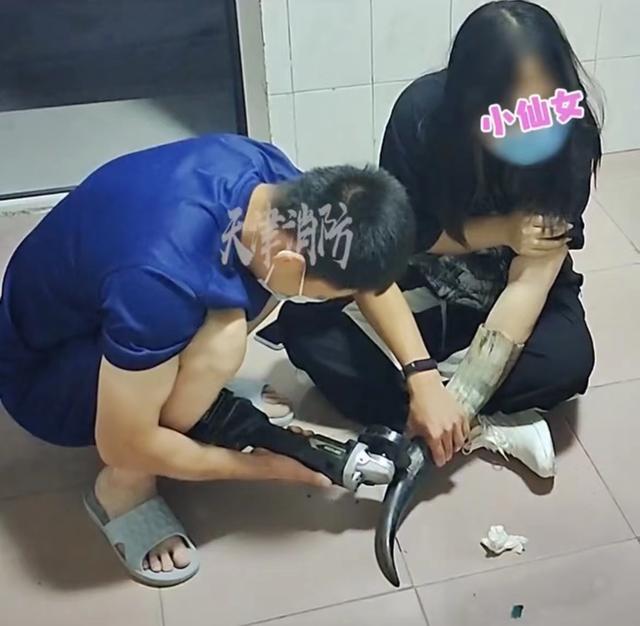 天津女子“手钻牛角尖”求助消防,发问:我是卡得最奇葩的吗
