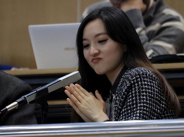 福建电视台体育频道美女主持人曾宝风采一览，美与知性并存