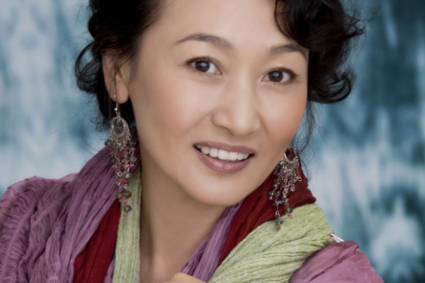 离开“嗜酒如命”的腾格尔，62岁的哈斯高娃，事业成功生活快乐