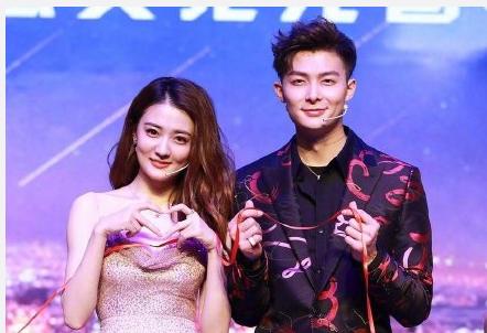 张铭恩与胡冰卿亲密照再被扒，两人动作亲密，似“连体婴”