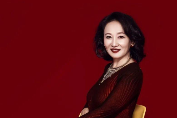 离开“嗜酒如命”的腾格尔，62岁的哈斯高娃，事业成功生活快乐