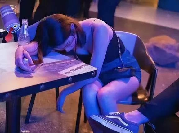 女孩喝醉被3名男孩侵犯，父母怒将酒吧与酒店告上法院索赔30万元