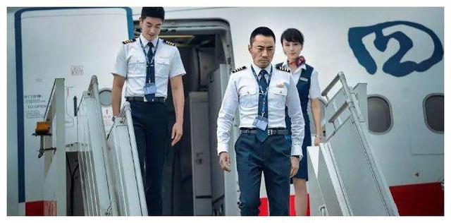 张涵予硬汉气质十足，大长腿抢镜，网友：不像54岁