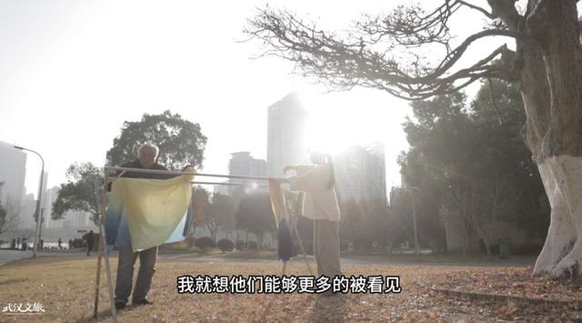 李子柒春晚“战袍”曾人工吊染6小时，由武汉非遗代表性传承人与她共同打造